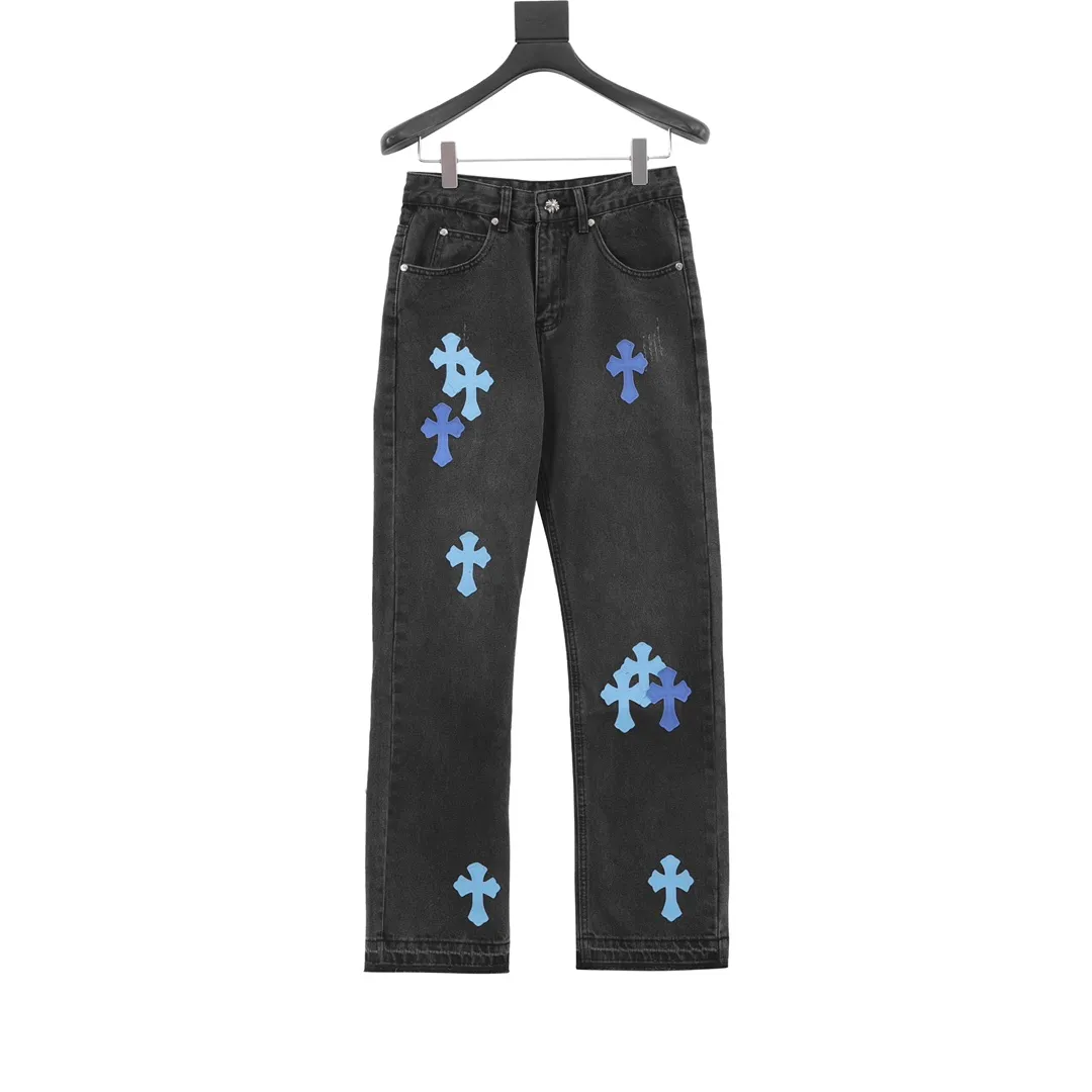 P220 model number Y833 Chrome Hearts/Chrome Hearts classic leather label cross denim trousers After the trousers are finished, they are subjected to heavy enzyme stone grinding and rinsing. Each pair is different in washing. The heavy washing process has many hidden secret details. The trousers featured this time are perfect in terms of shape and upper body. It is no exaggeration to say that it takes more time to make 20 short-sleeves than to make one pair of jeans. The fabric is made of 12.2 ounces of high-quality denim. Only denim with 12 ounces or more can have the unique high-end texture of denim. I am very satisfied with the proofing after several washes. Size:28-34